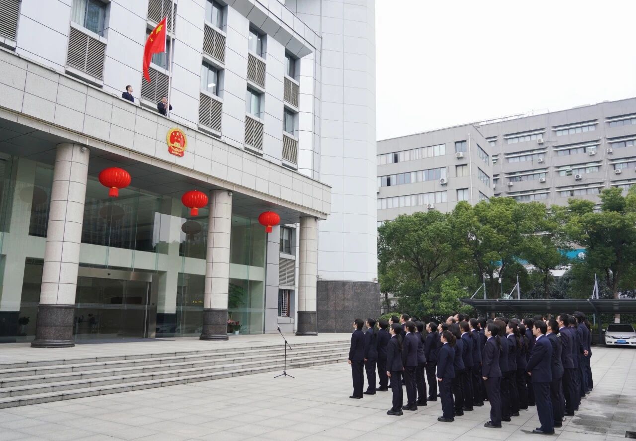 红旗漫卷映初心 马踏春风启新程